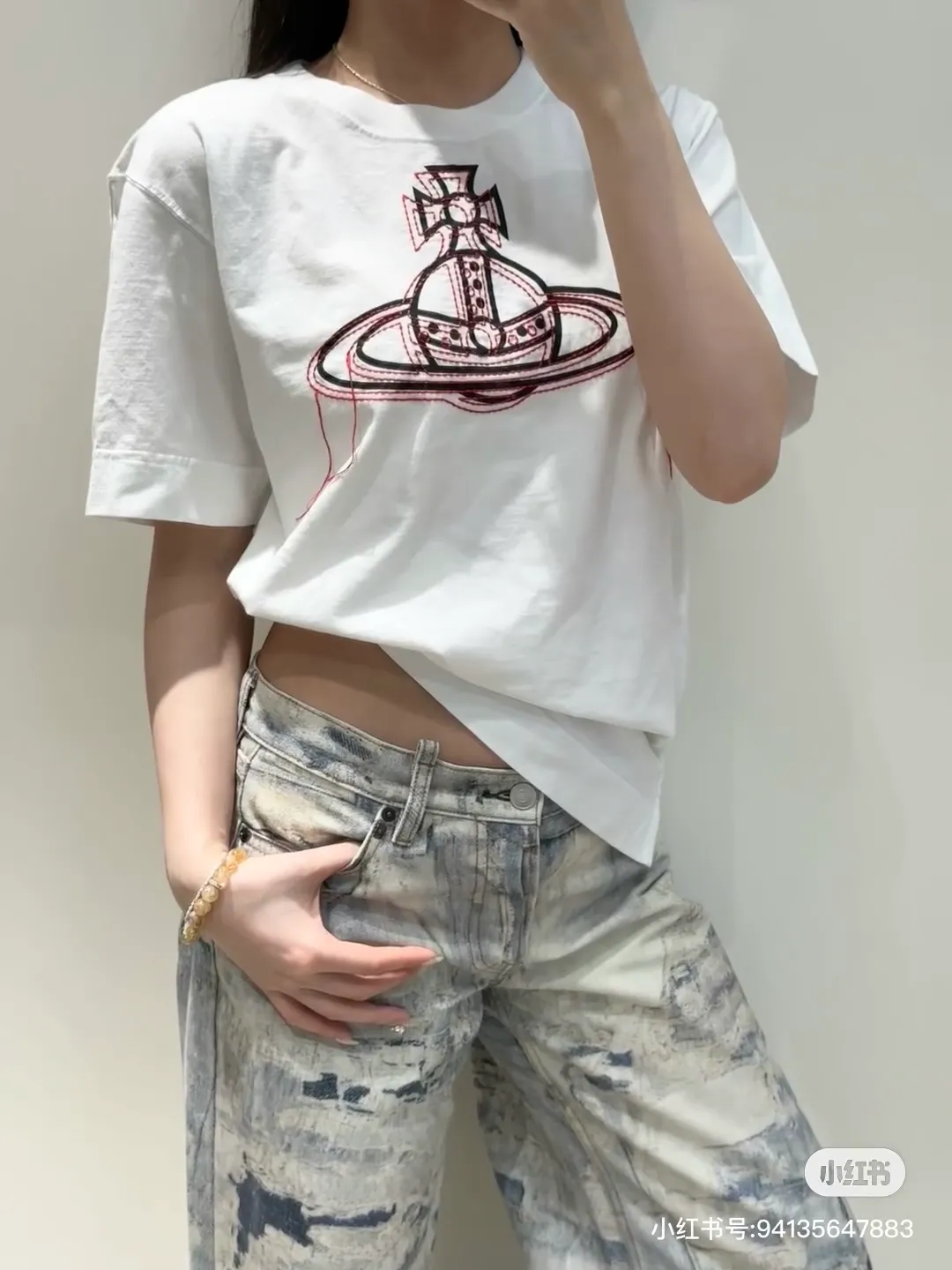 vivienne Westwood Queen Mother's new 2025 spring and summer Japanese limited-edition tassel embroidered short-sleeved T-shirt. The appearance of the appearance reveals the uninhibited image and high street trends. It has a loose and casual style, a short front and long back design, a small slit on the hem on both sides, and the iconic Saturn shape on the chest. The cross crown ball is added with a very futuristic satellite ring, just like Saturn, which collides with the prominent colors of the clothes. The non-overlapping Saturn pattern is outlined with red embroidery, which is visually dazzling. It also has a few tassels to complete the unconventional personality. 240g 32 count high-density double yarn cotton, comfortable and breathable fabric Size: XS-L Color: white, black